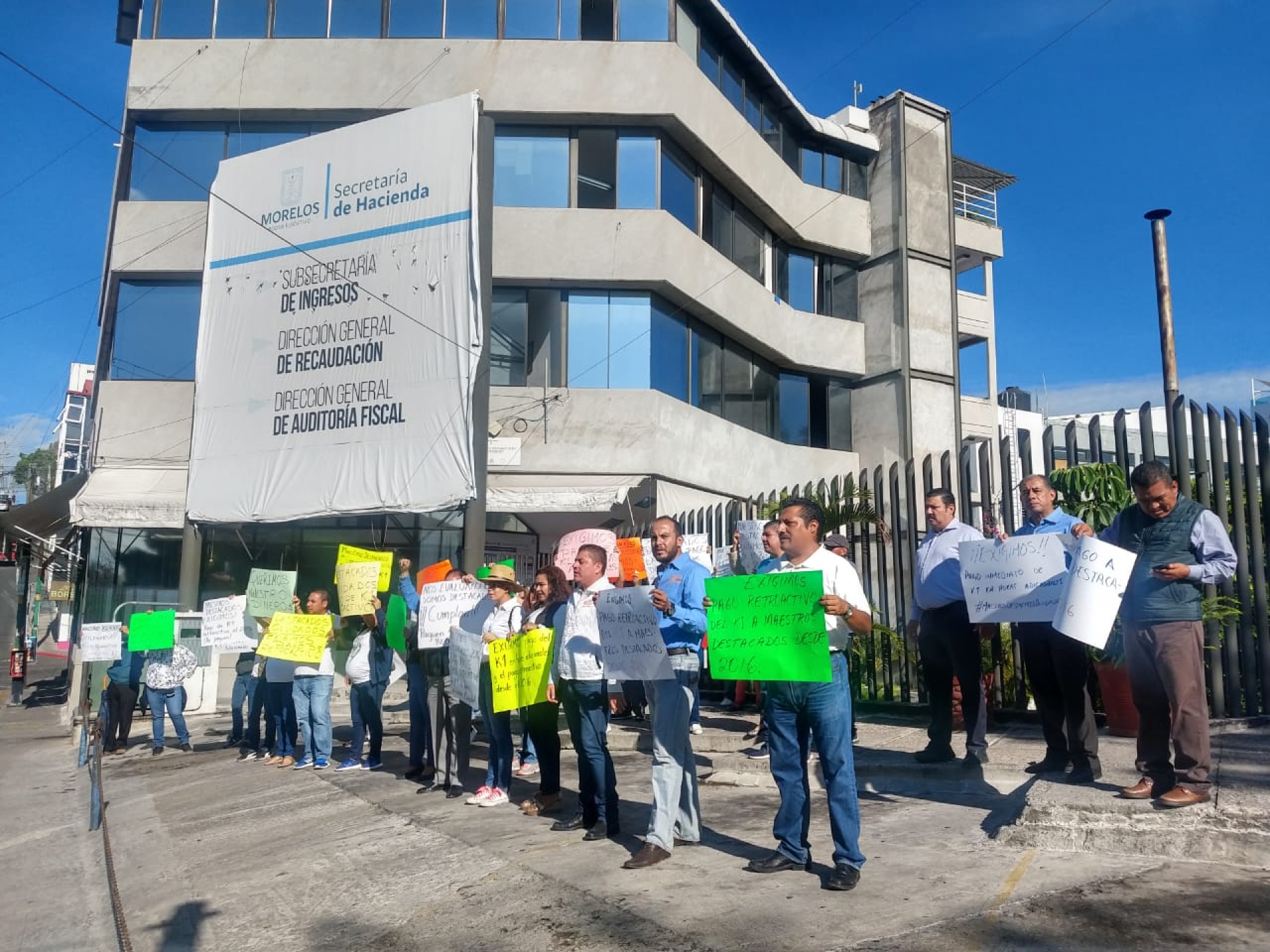 Exigen pago de incremento a docentes destacados