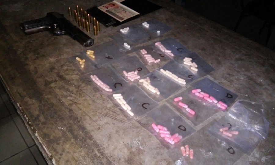 Les hallaron 102 pastillas psicotrópicas y un arma