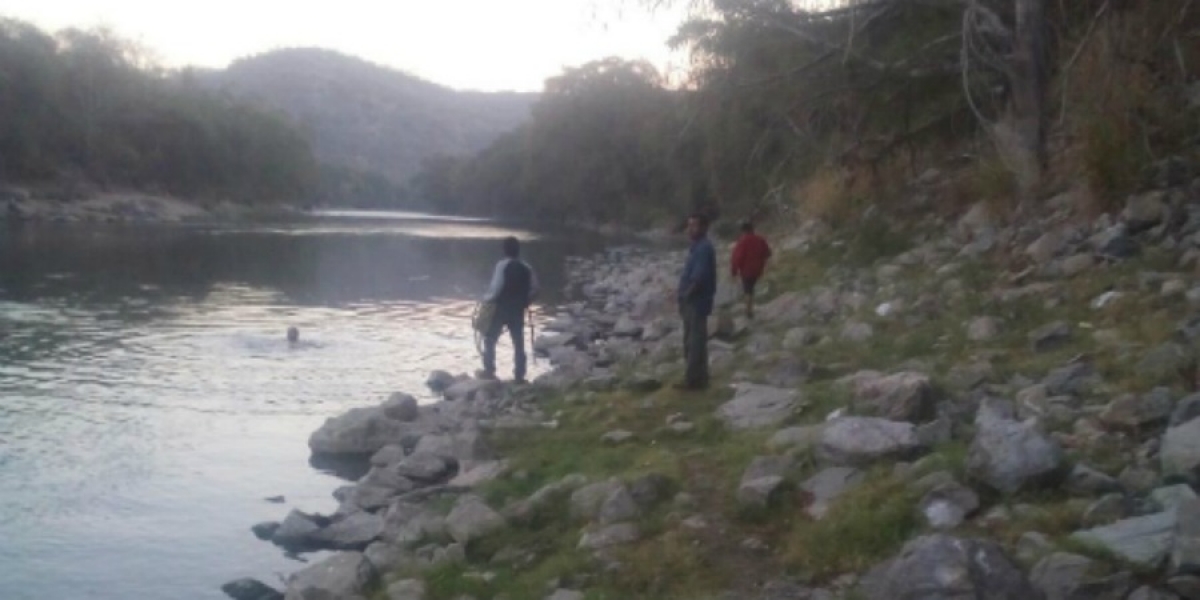 Hallan sin vida a joven en el río Amacuzac