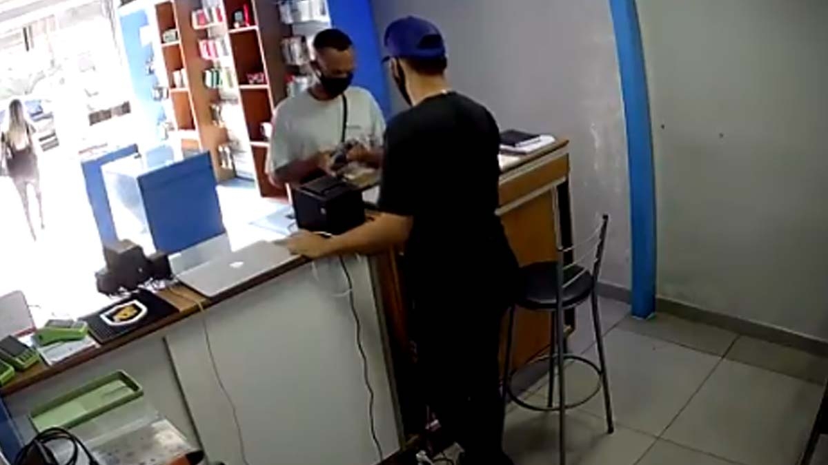 Asalta negocio e intenta huir, pero antes de salir le disparan