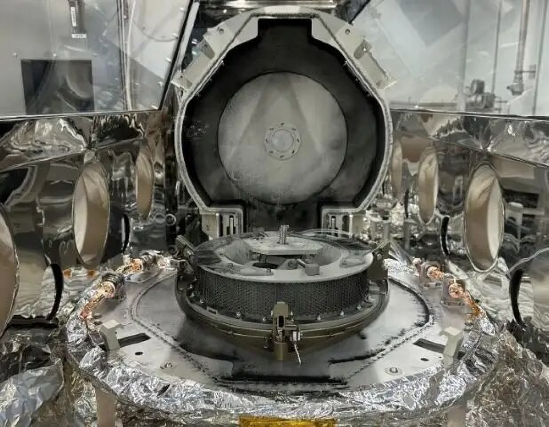 Científicos hallan 'polvo oscuro' en muestras del asteroide Bennu