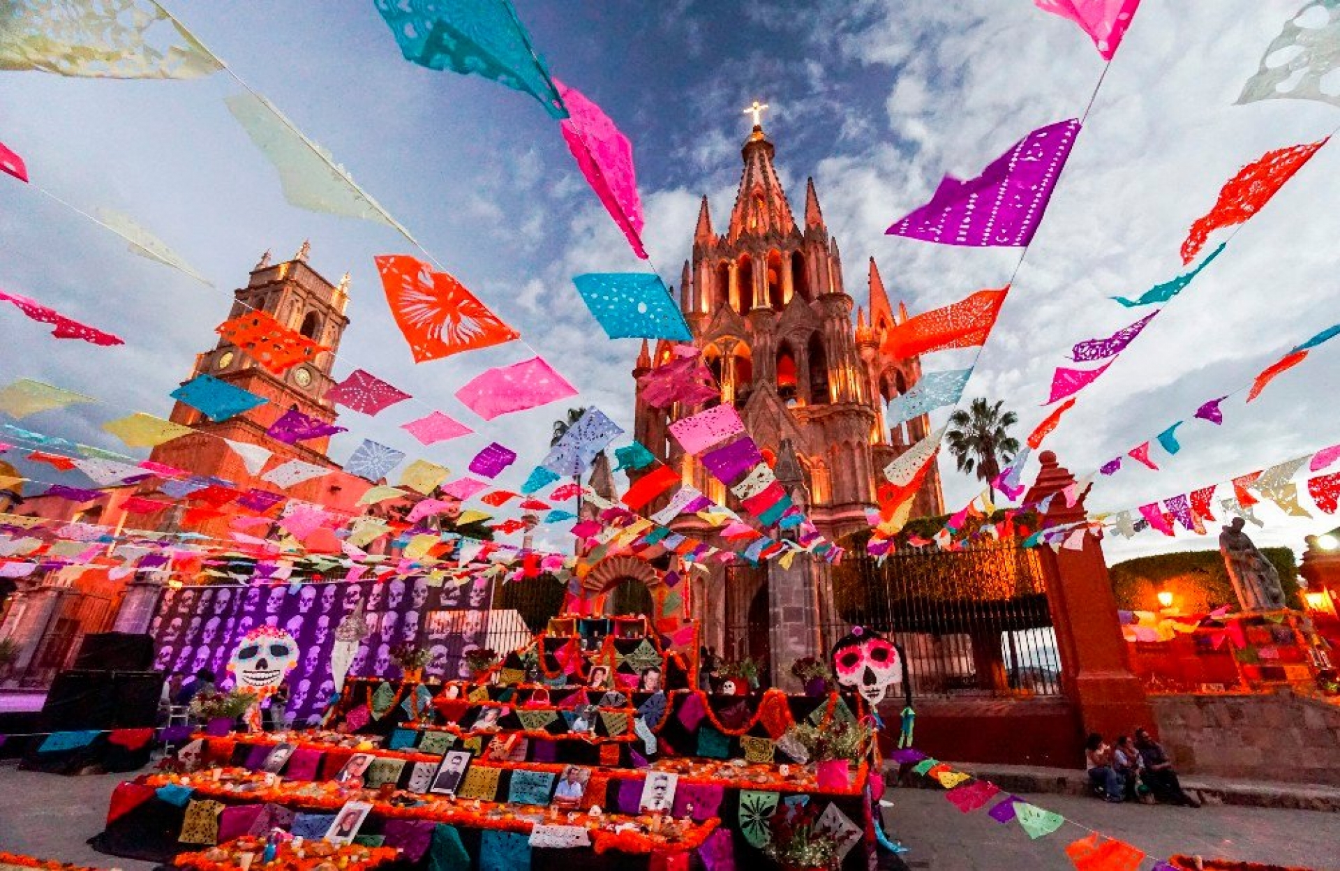 Colocan altares por Día de Muertos en San Miguel de Allende