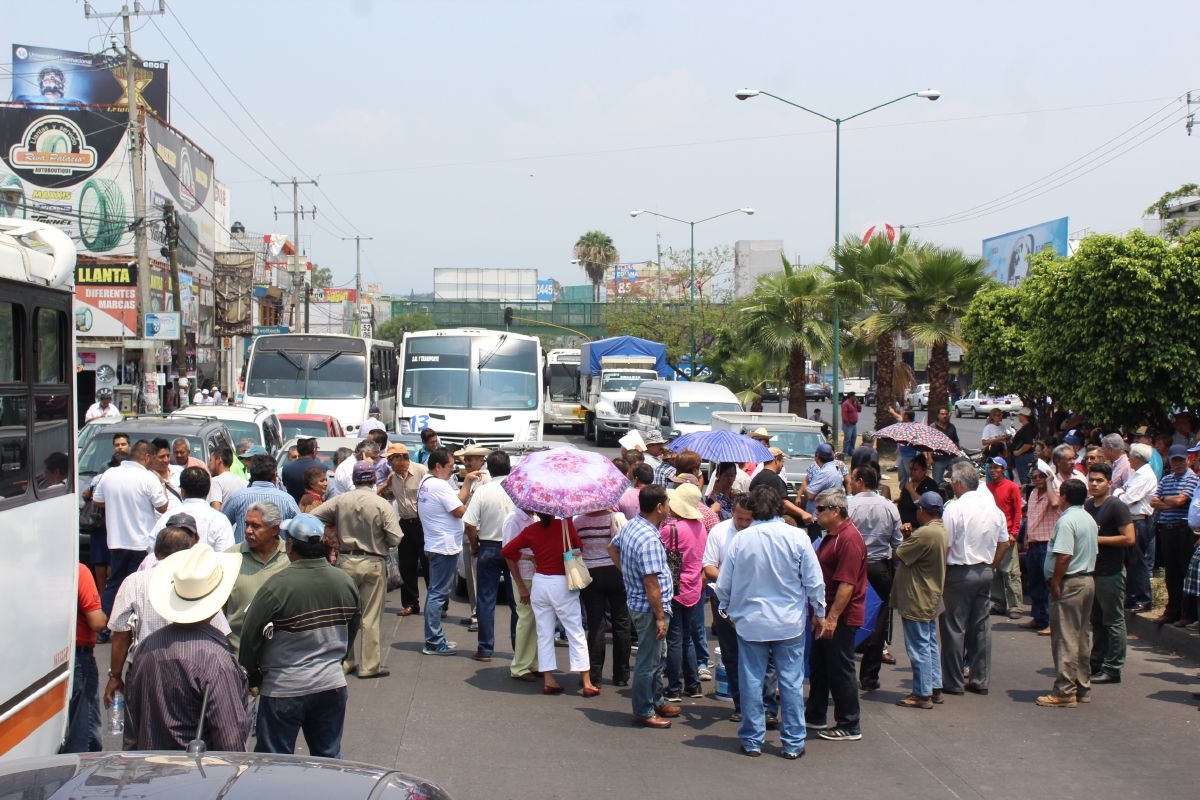Ruteros trastornan tránsito vehicular con bloqueo