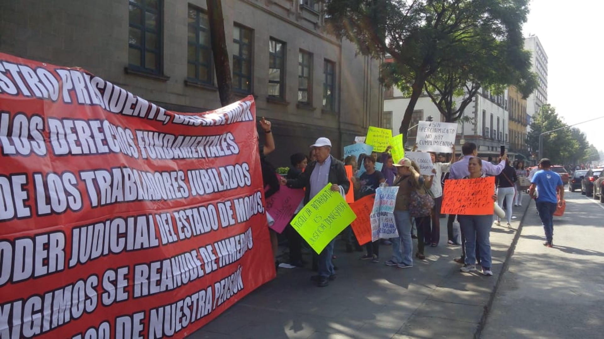 Protestan jubilados del Poder Judicial de Morelos en la SCJN
