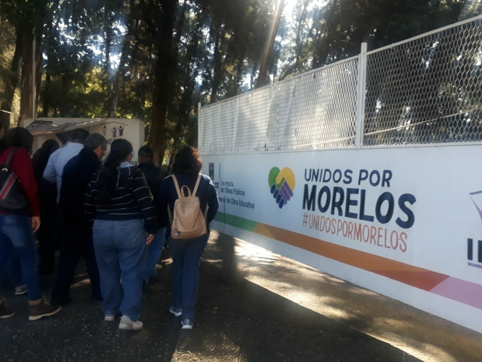 Se manifiestan padres de familia en el Ineiem