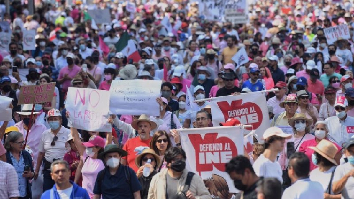 Marchan miles contra la reforma electoral de AMLO