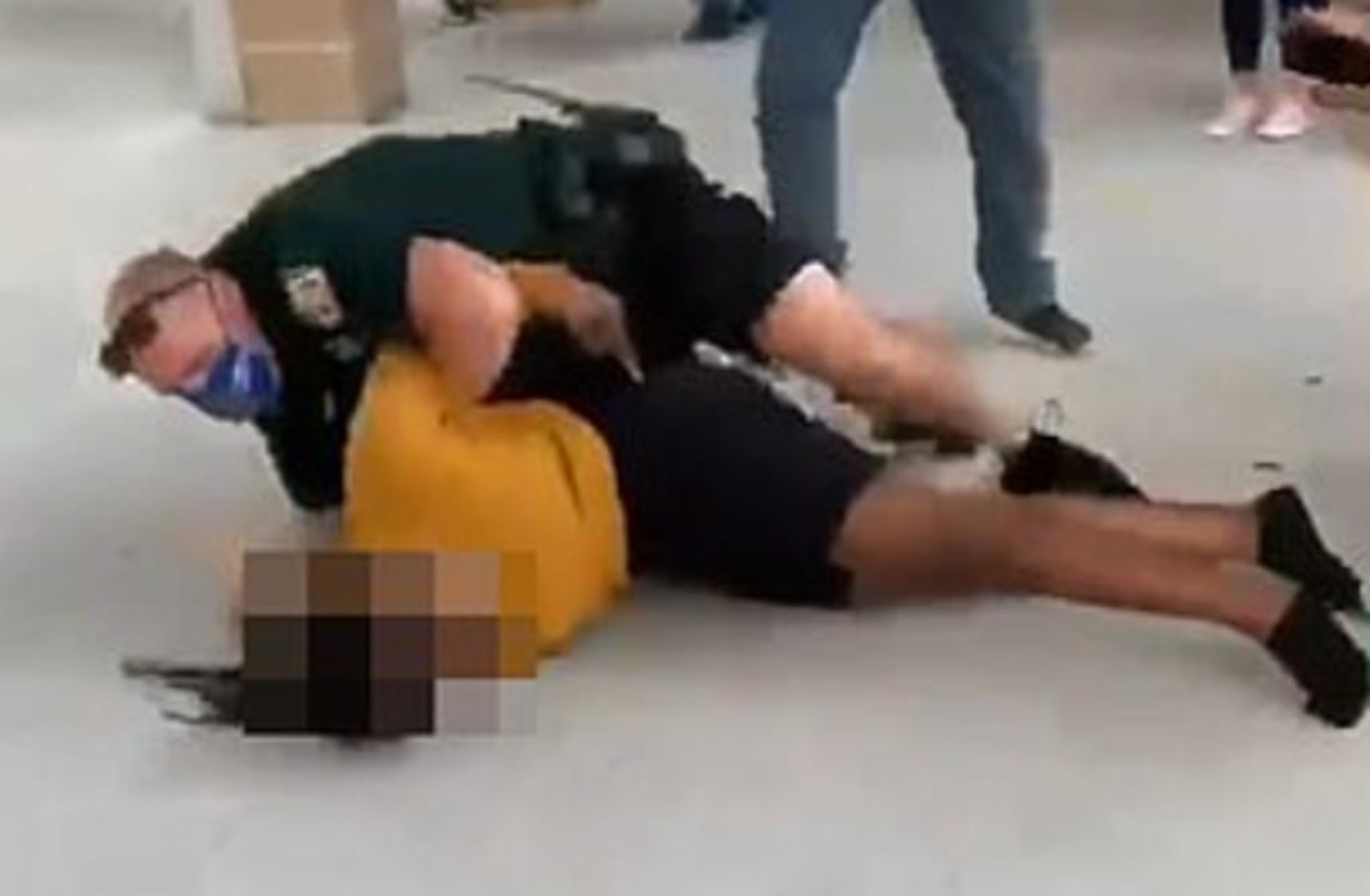 Vídeo: Policía tira al piso a estudiante y la deja inconsciente en EE.UU.