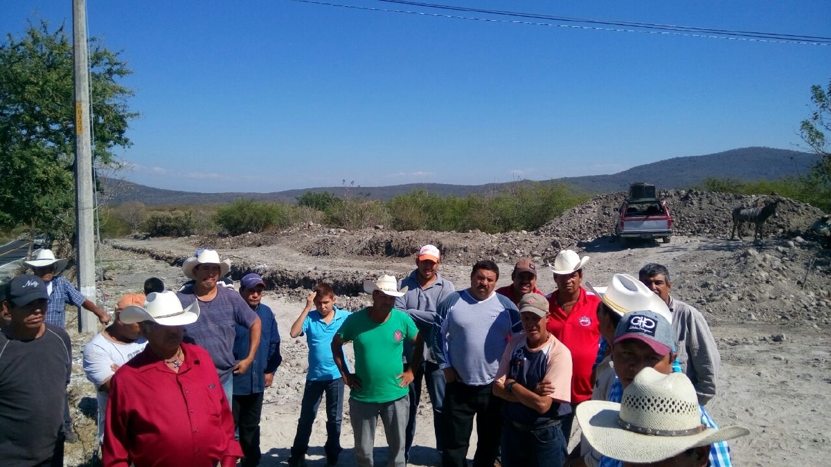 Ejidatarios paran trabajos de excavación en el Cefereso de Michapa