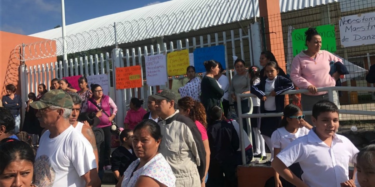 Cierran padres de familia primaria de la colonia Nueva Santa María