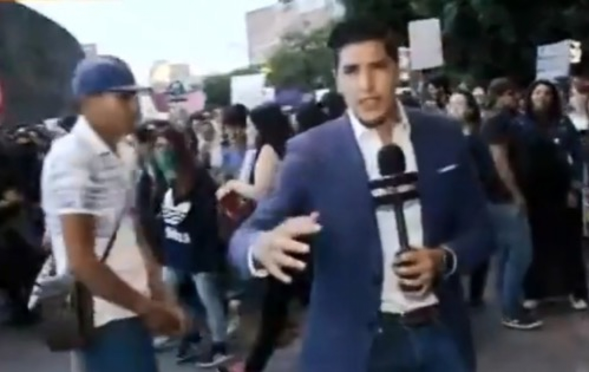 Someterán a cirugía a periodista agredido por hombre en marcha de mujeres
