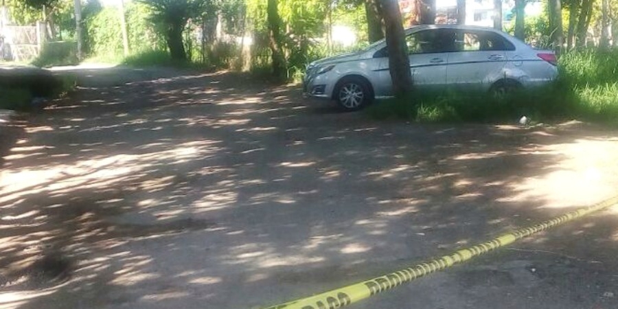 Hallan cadáver en el interior de un vehículo, en Atlacomulco