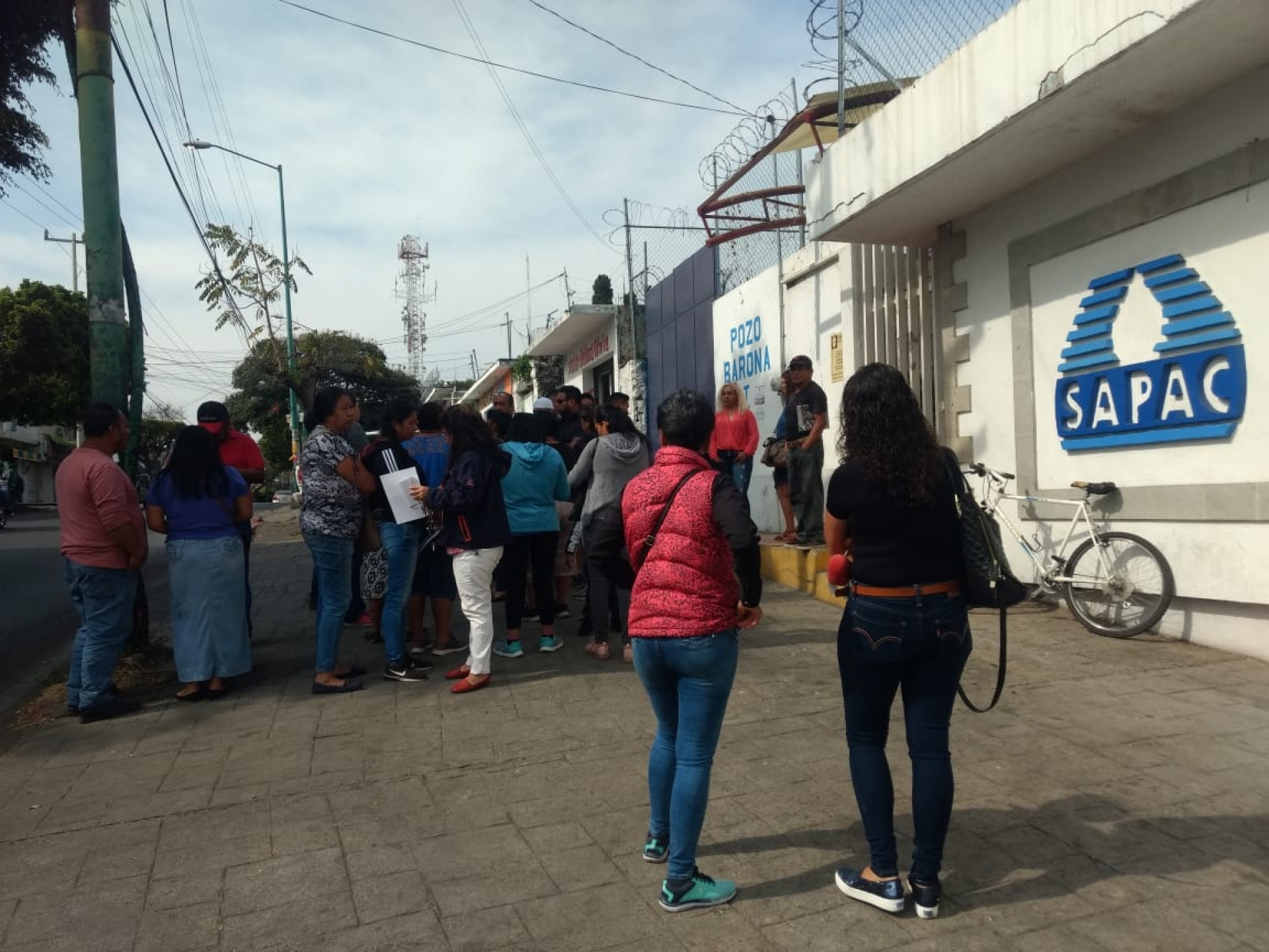 Se manifiestan vecinos de la colonia Antonio Barona en instalaciones del SAPAC
