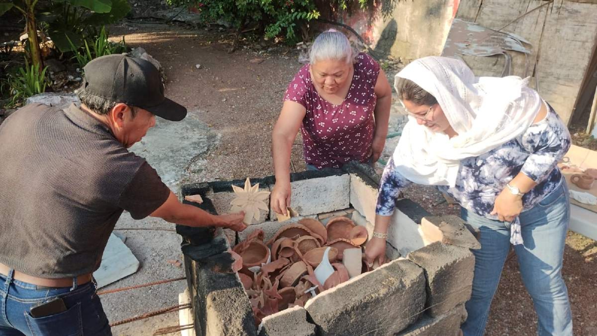 Enseñan técnicas artesanales en barro a jóvenes de Tlaltizapán