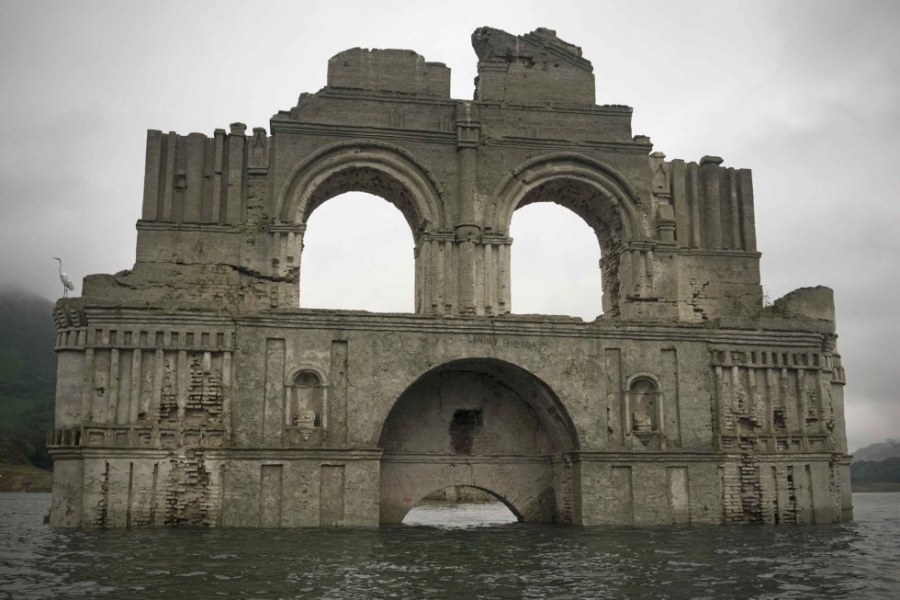 La sequía deja al descubierto una iglesia sumergida en Chiapas