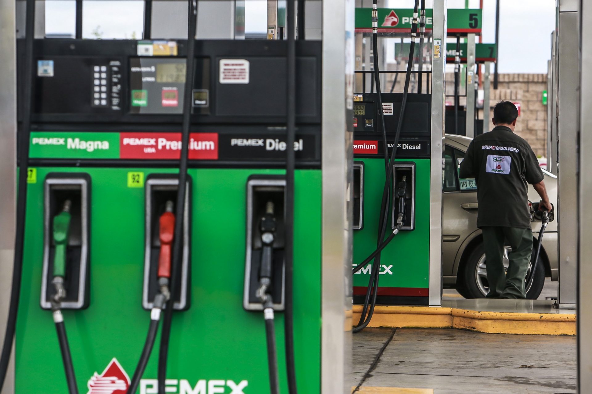 Bajan estímulos, sigue aumentando la gasolina