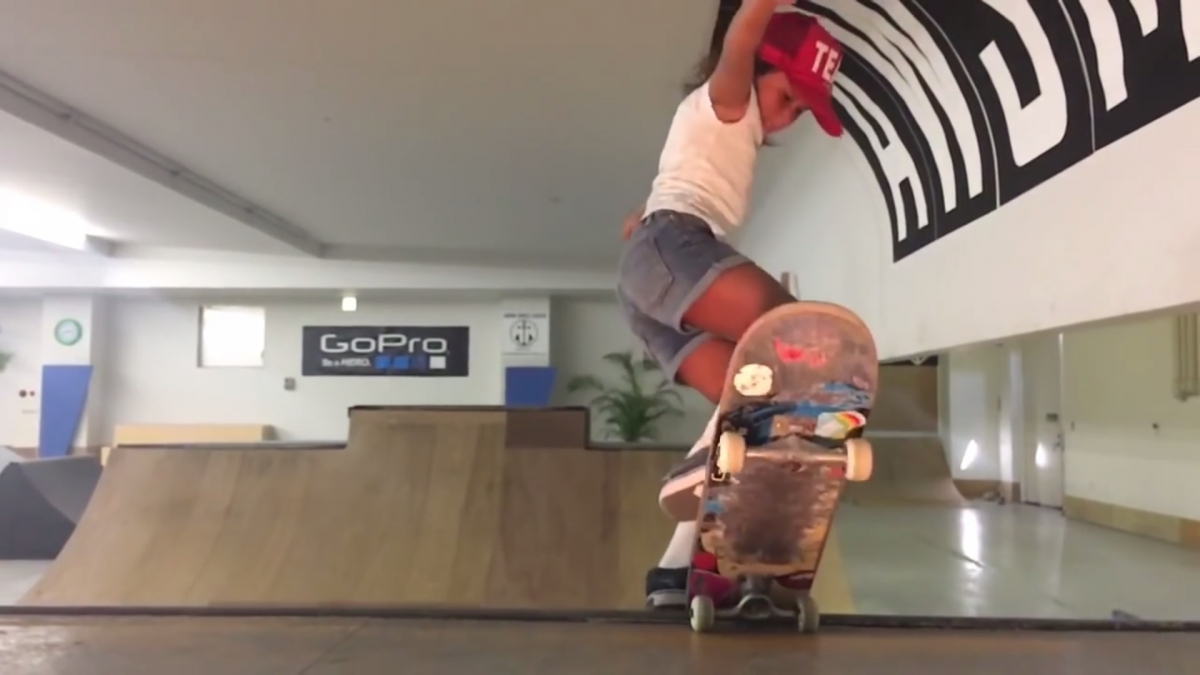 Una niña de 8 años que practica skateboarding sorprende a cientos en la red