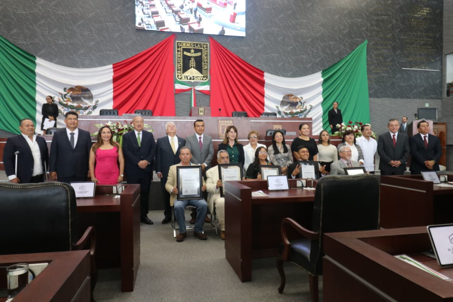 Conmemoran erección del estado de Morelos como entidad federativa; entregan medalla de honor del Congreso local