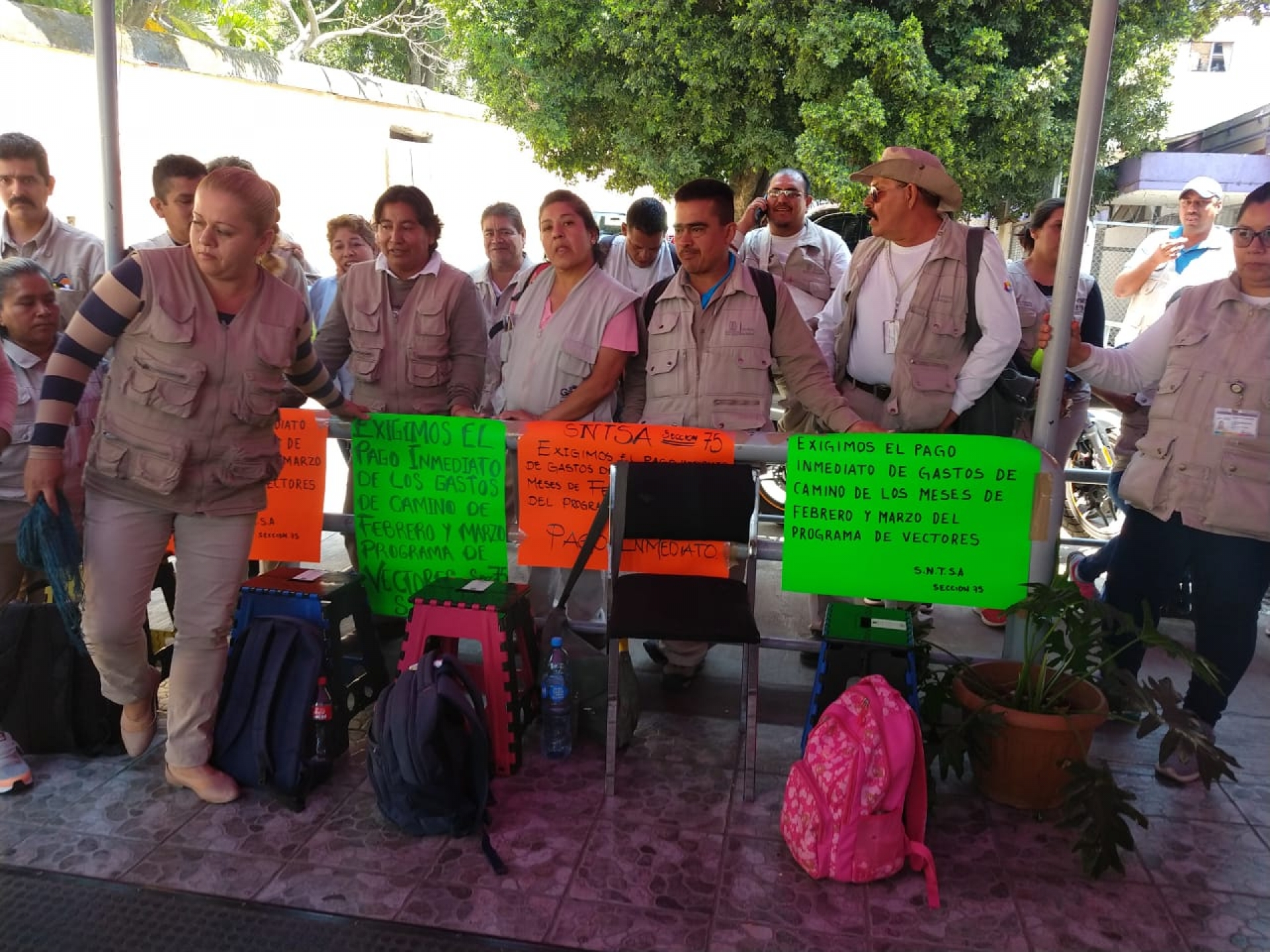 Trabajadores del programa de vectores efectúan paro de brazos caídos