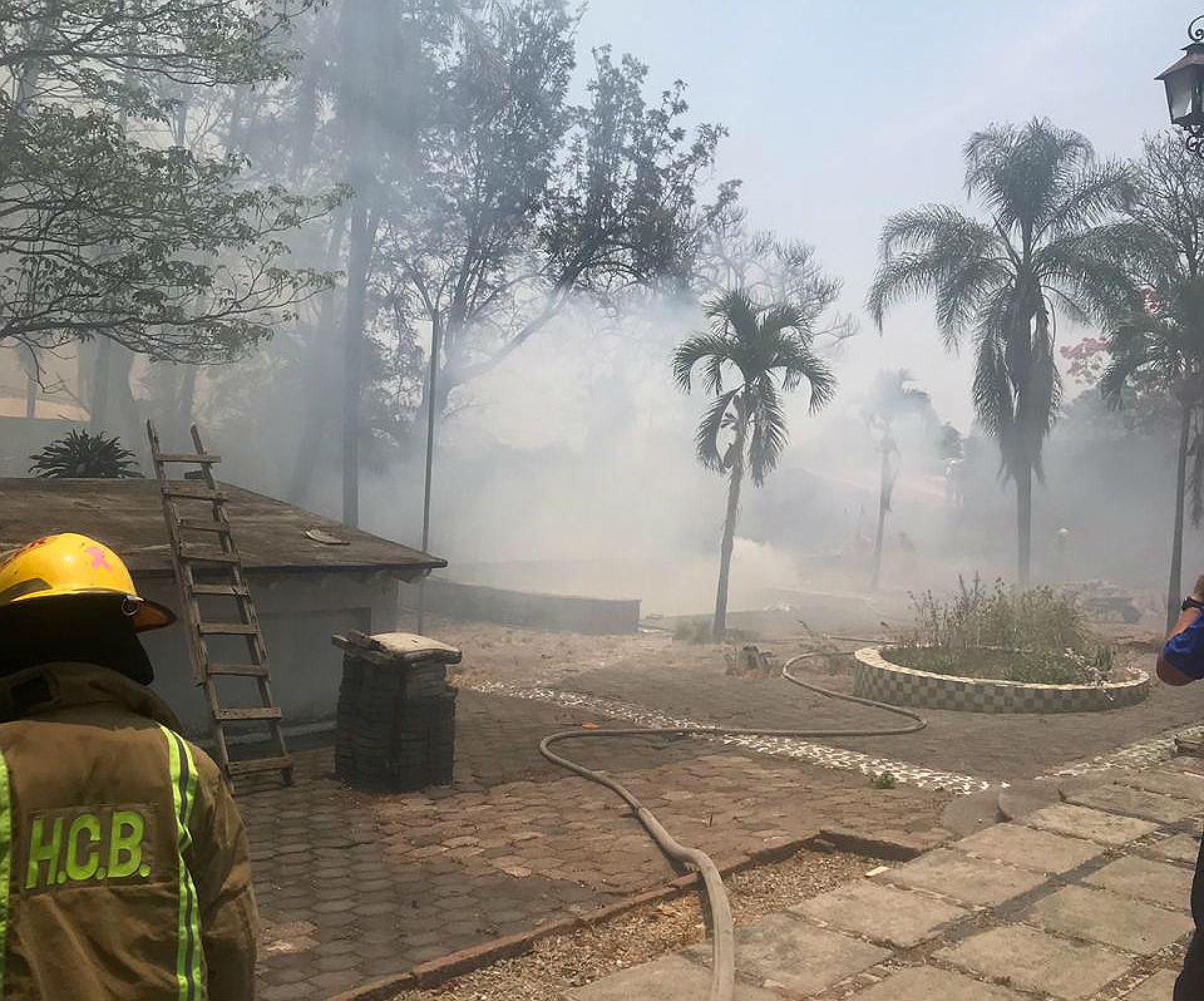 Bomberos atienden quema de pastizal en el centro de Cuernavaca