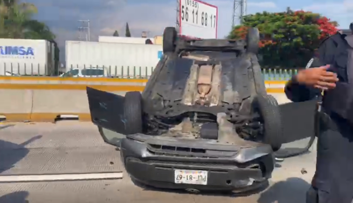 Vuelca automóvil en el paso exprés