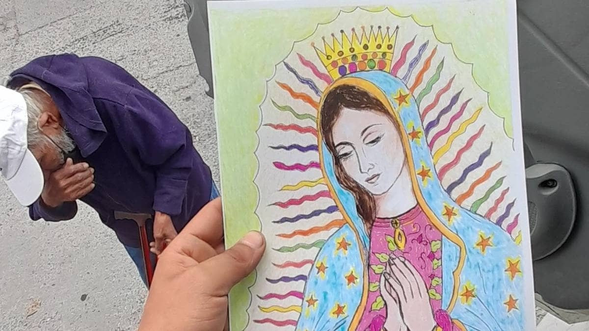 Abuelito vende sus dibujos para llevar leche a sus nietos