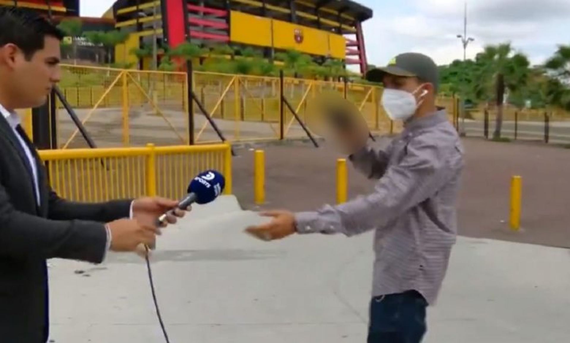Asaltan a periodista en plena transmisión en vivo