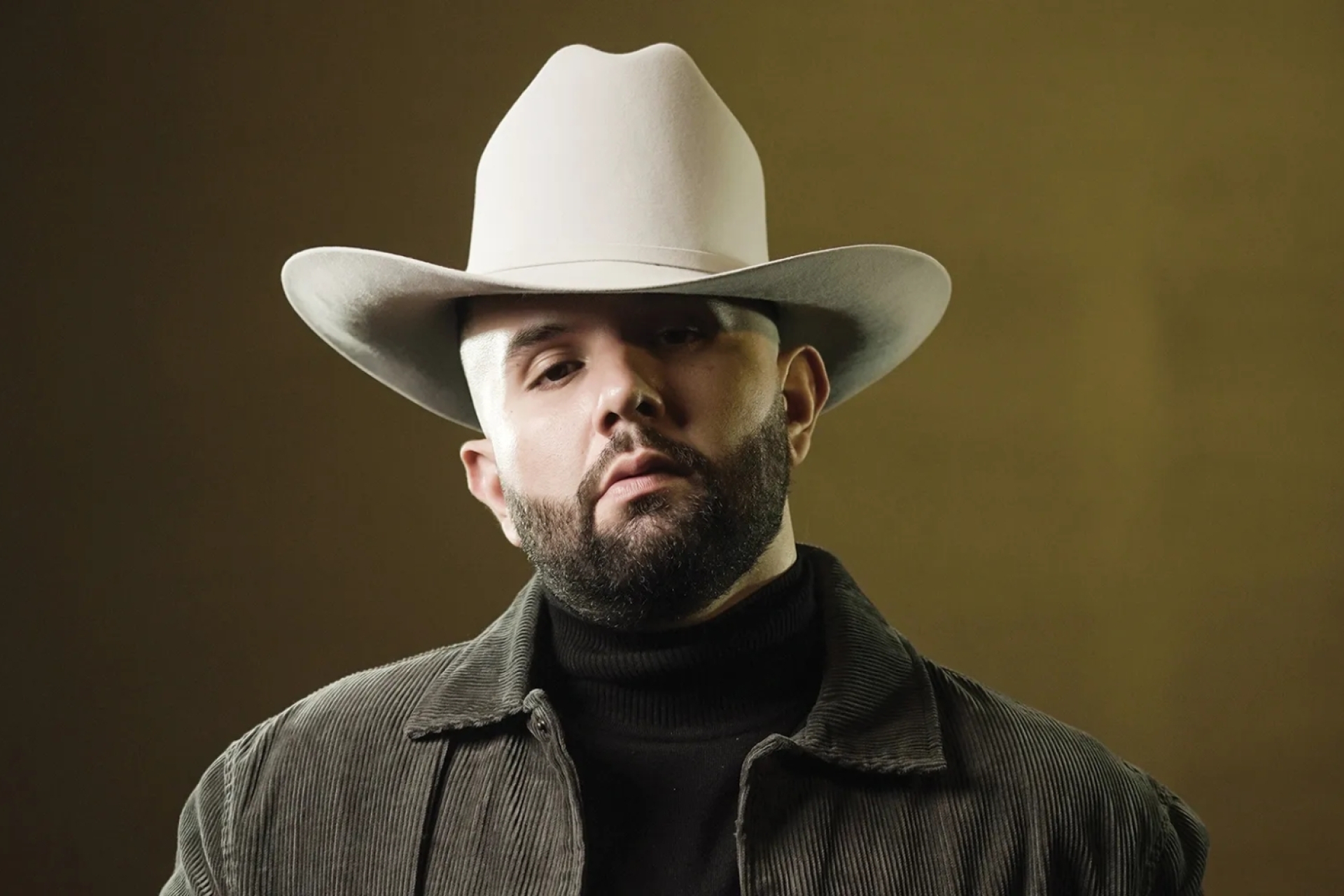 Carín León anuncia tres nuevos discos y su primer álbum en inglés