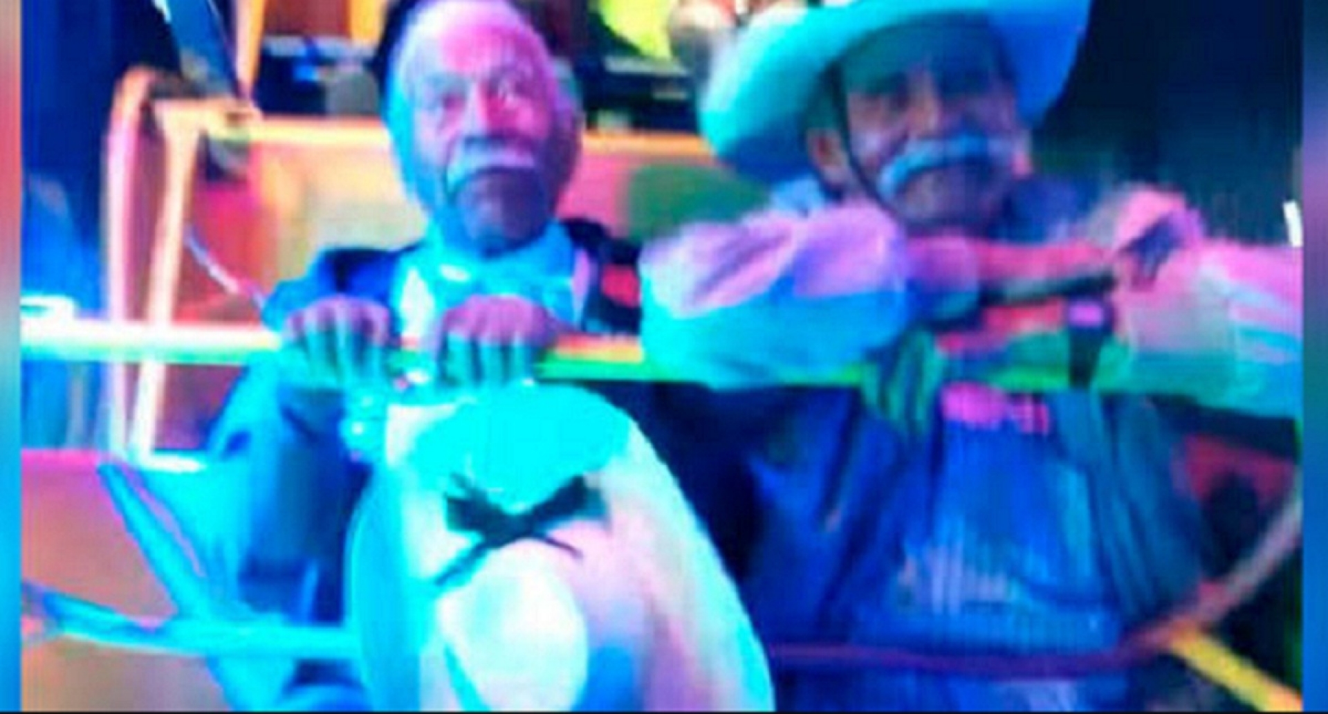 Dos abuelitos se suben a juego mecánico