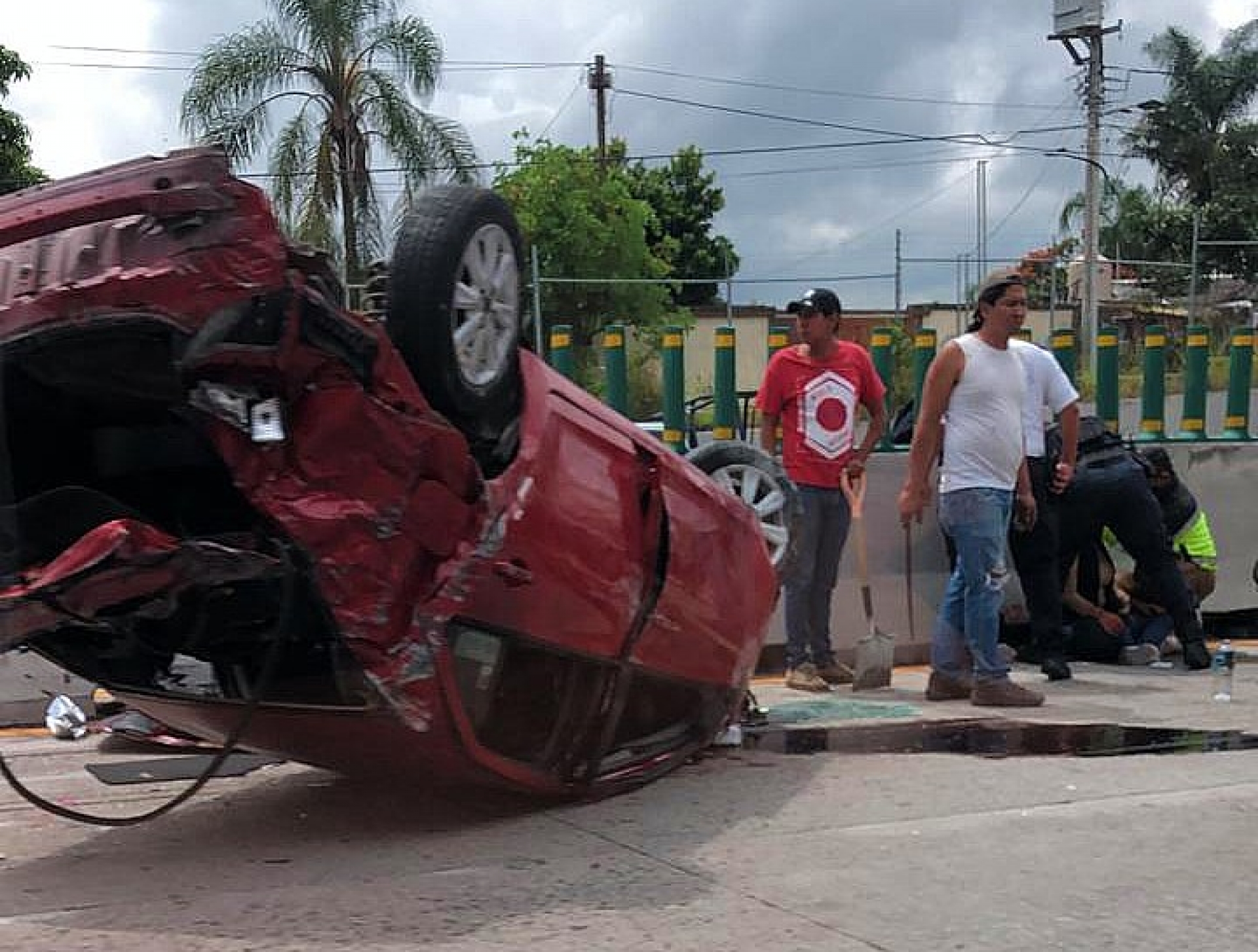 Vuelca automóvil en el paso exprés