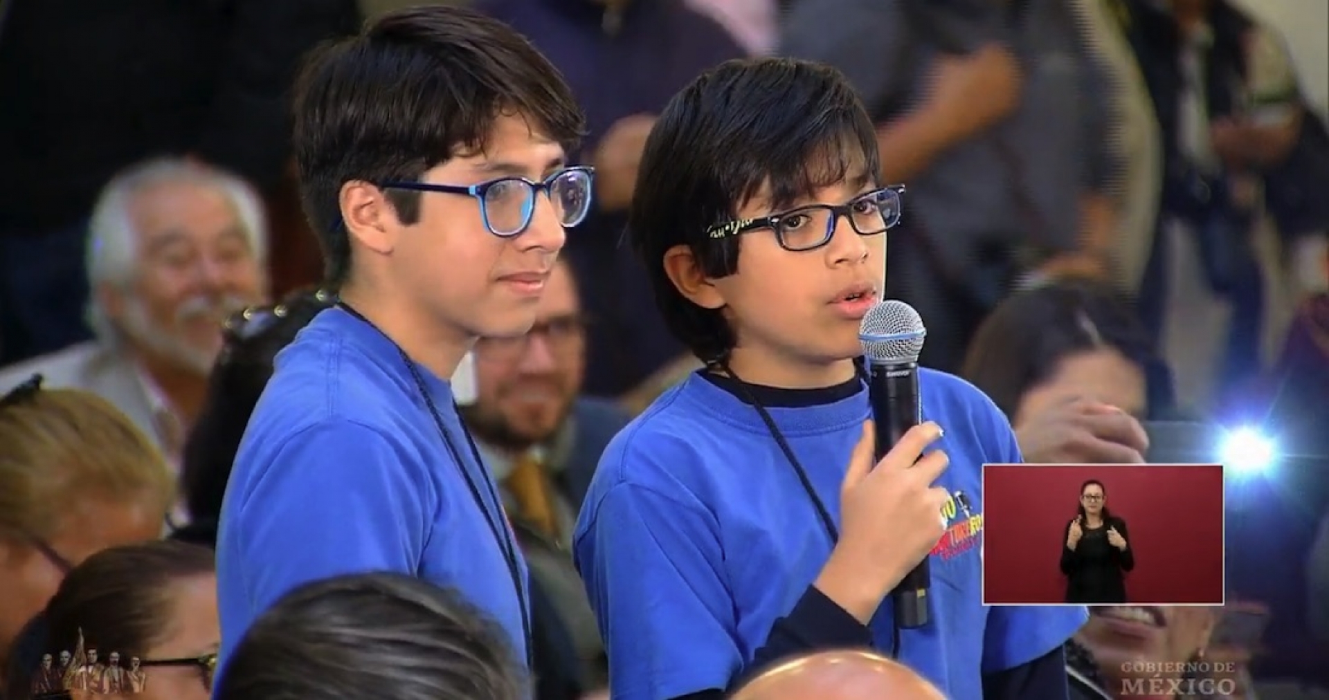 Dos niños reporteros preguntan al Presidente, en la conferencia, sobre los menores desaparecidos