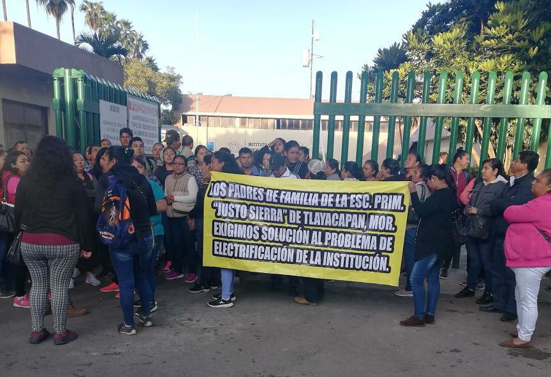 Padres de familia de la escuela 'Justo Sierra' de Tlayacapan protestan en el IEBEM