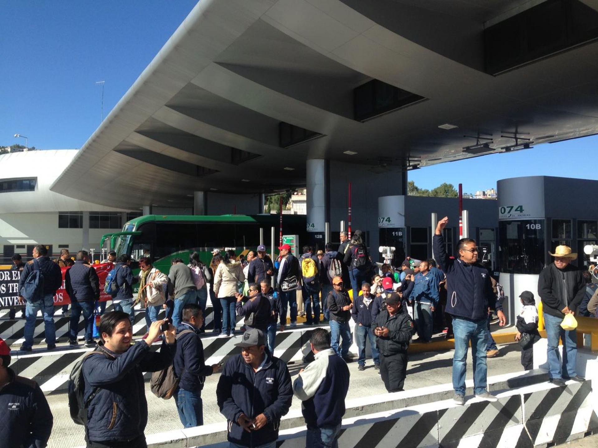Liberan sindicalizados de UAEM casetas de peaje en Tlalpan