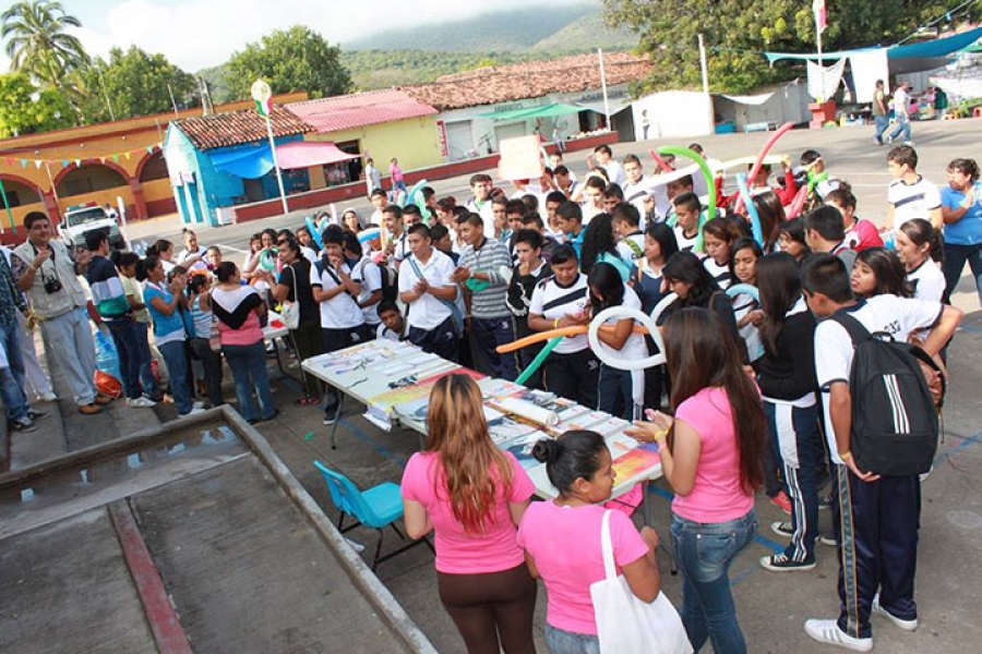 Marchan jóvenes con motivo de la Semana Nacional de Salud del Adolescente