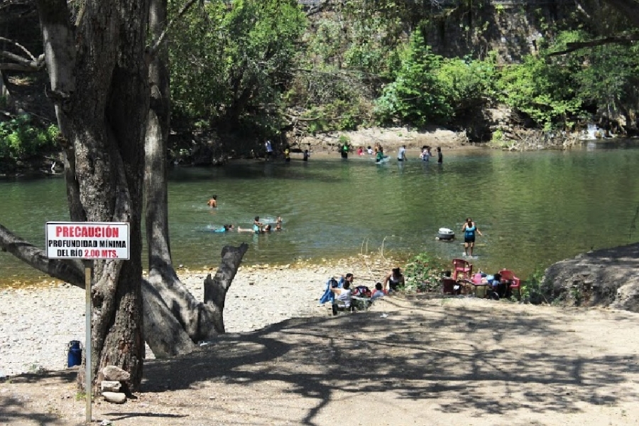 Se mantiene prohibición de nadar en aguas del río Amacuzac