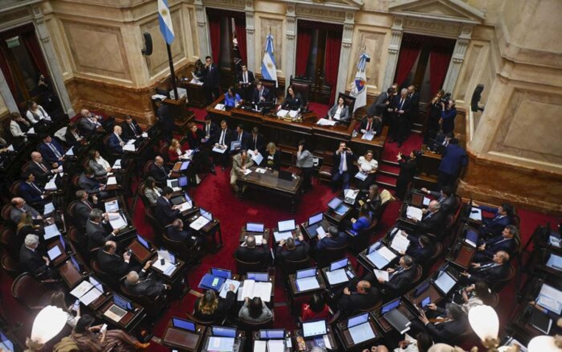 Senado argentino aprueba la 'ley ómnibus' de Milei en medio de protestas