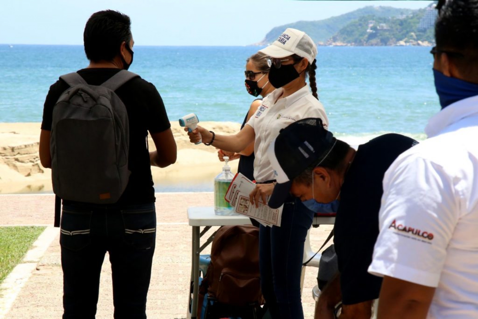 Turistas llegan a Acapulco para pasar último puente del año