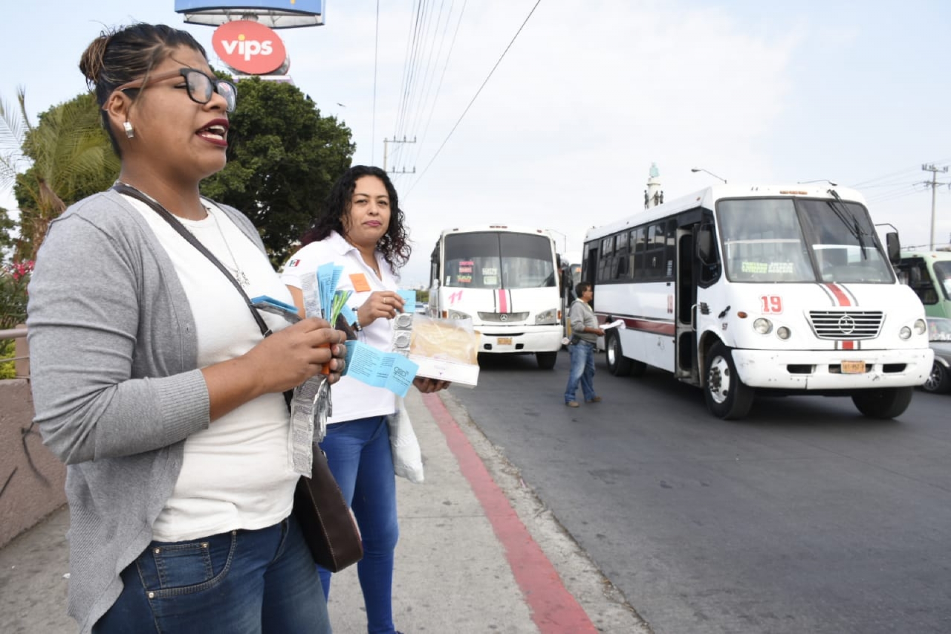 Reparte personal de Diversidad Sexual preservativos en el Día del Condón