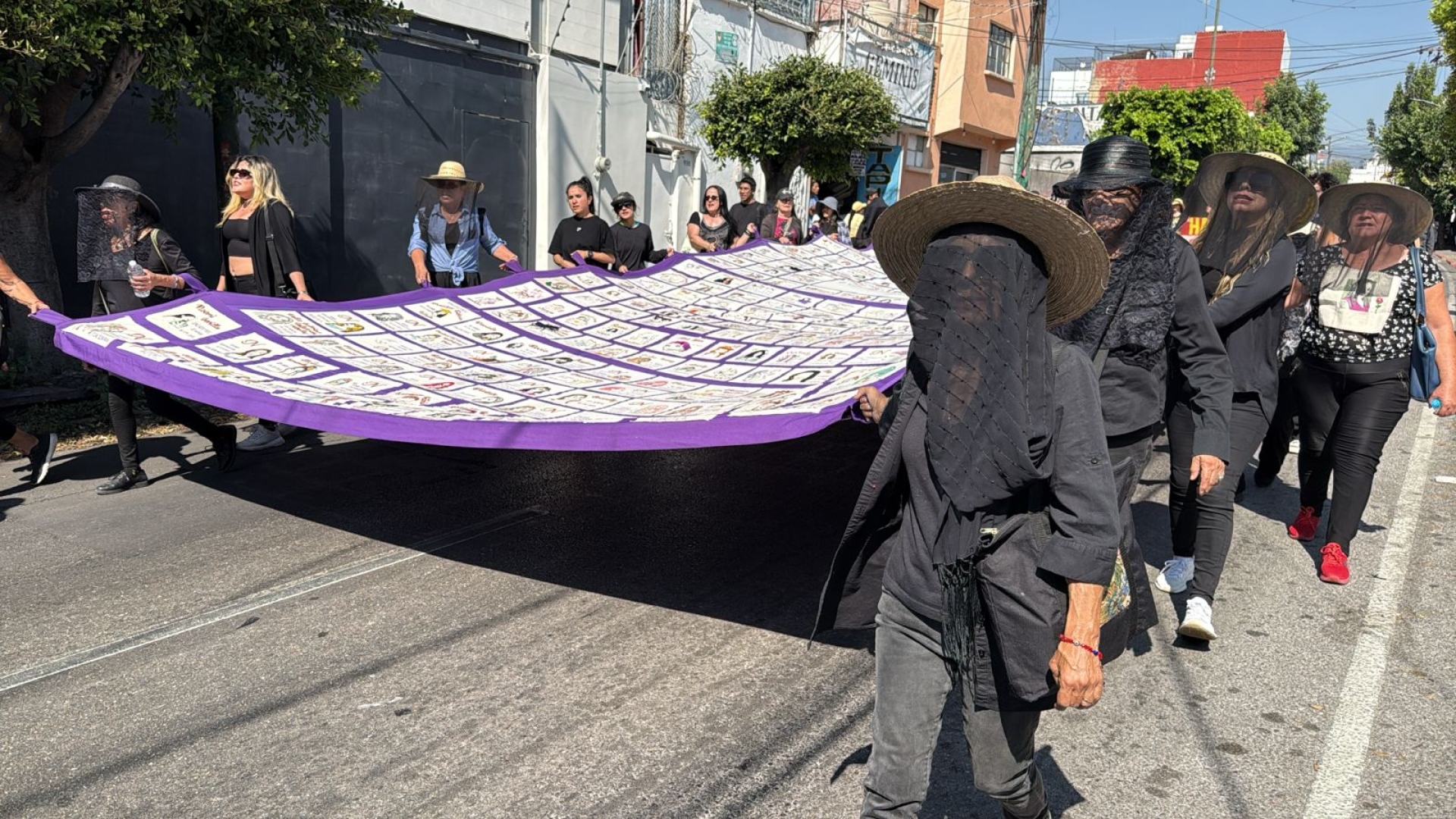 Marchan colectivas tras develación de mural en memoria de víctimas de feminicidio y desaparición, en Tlaltenango