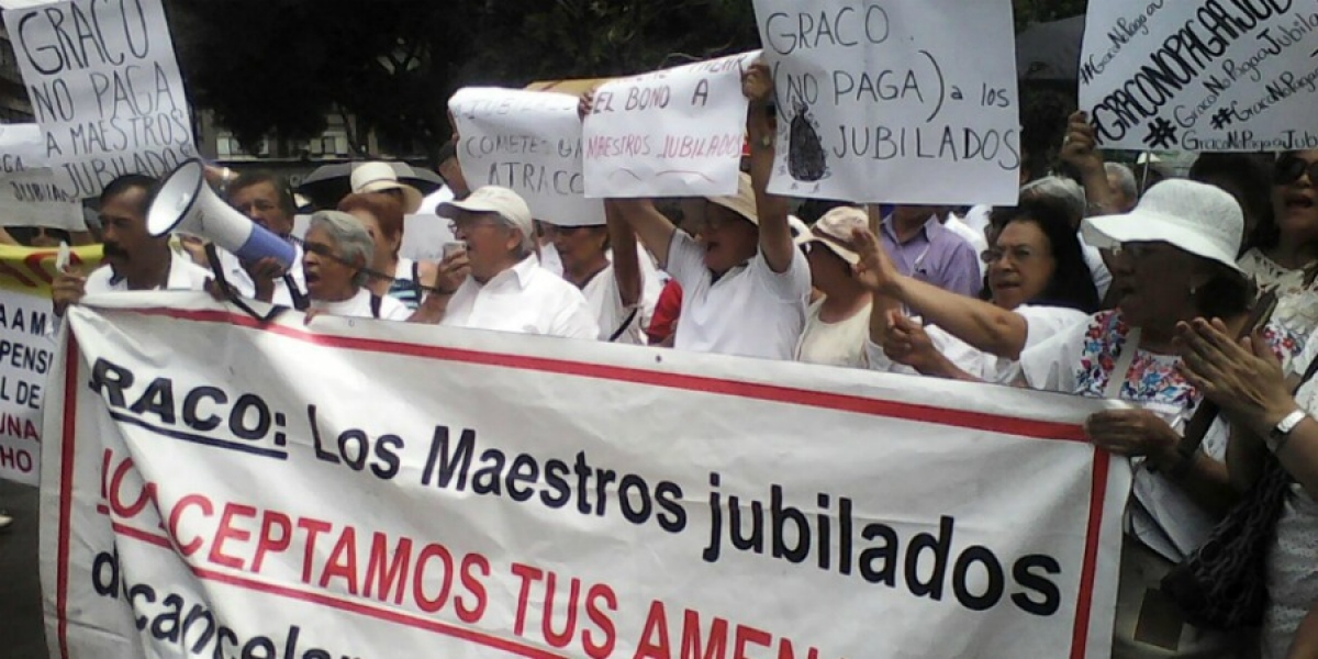 Reprueban jubilados negativa de reconocer bono del día del maestro para 11 mil docentes