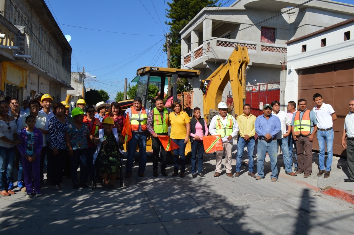 Inició la obra de pavimentación de la calle Rayón en Axochiapan