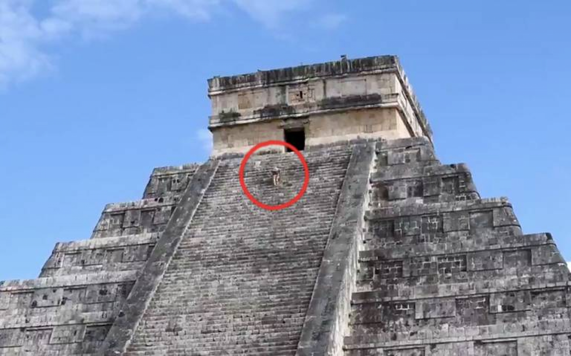 Multa de hasta 50 mil pesos a mujer que subió a Chichén Itzá