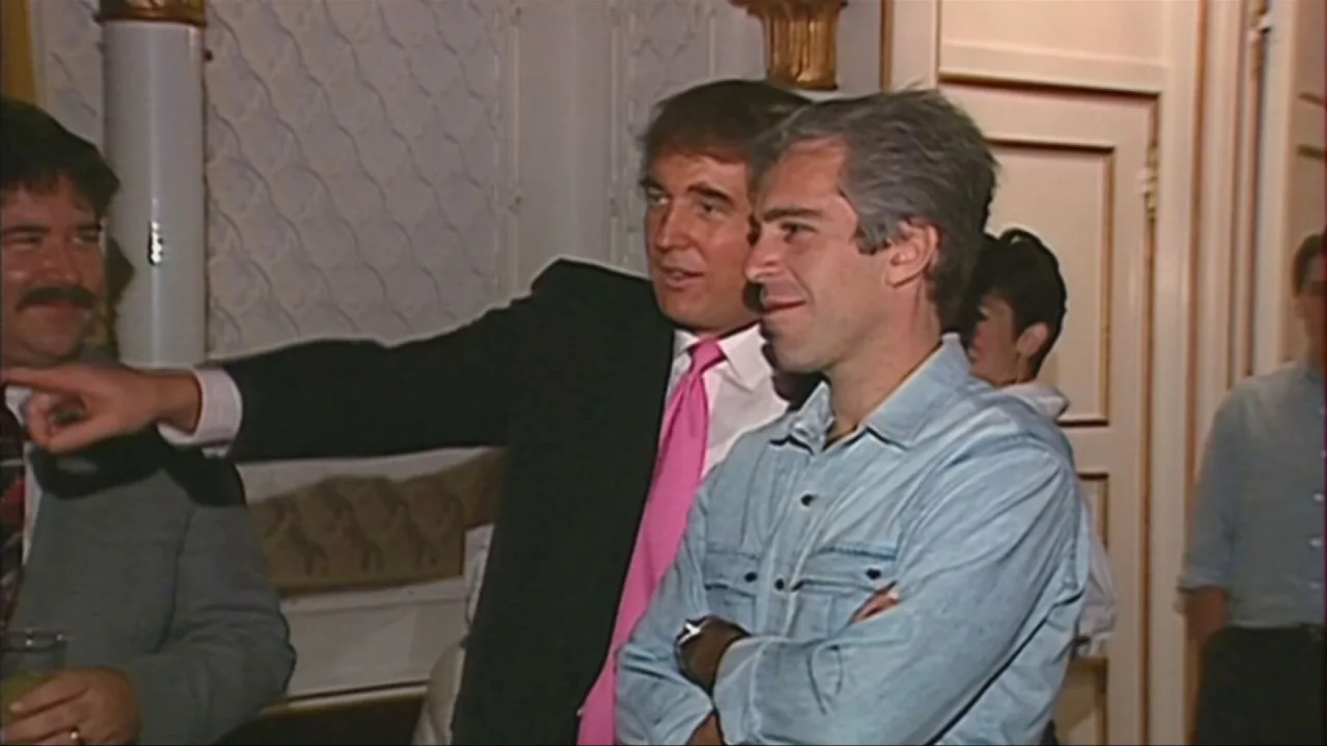 Publican nuevas imágenes del caso Epstein que incluyen a Donald Trump