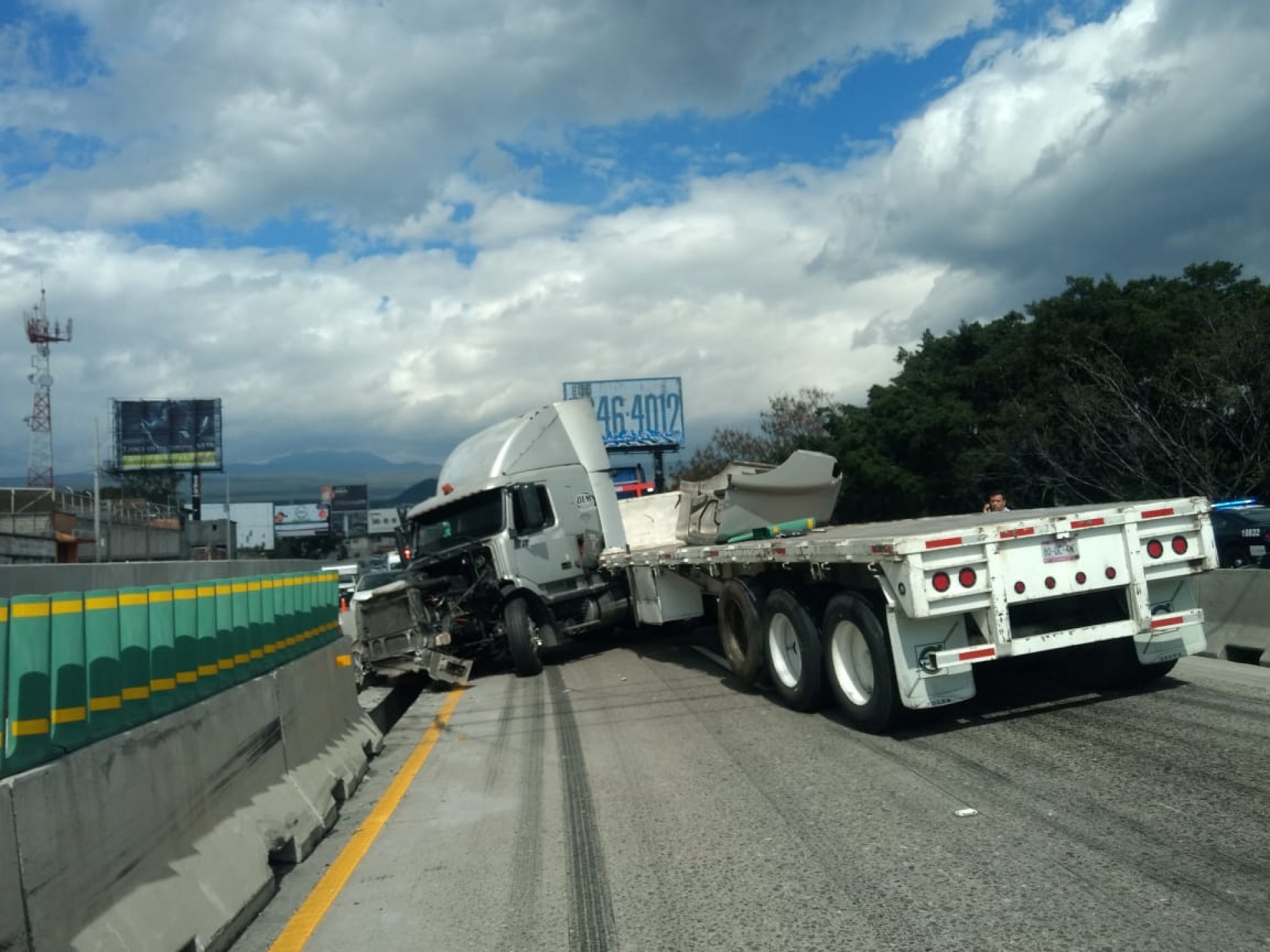 Tráiler se impacta contra muro central en el paso exprés