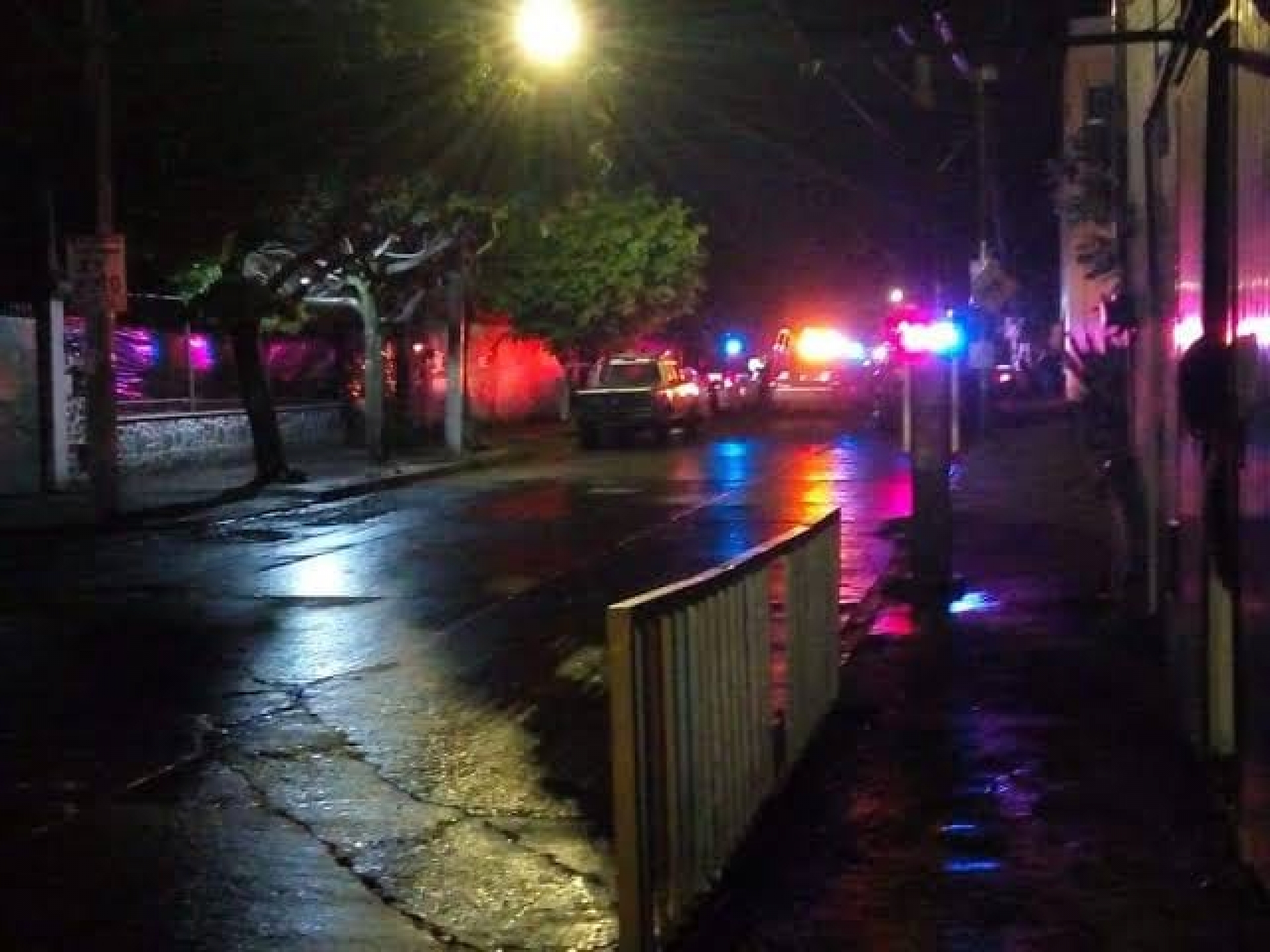 Hallan dos cadáveres atados de manos y pies, en la colonia José López Portillo