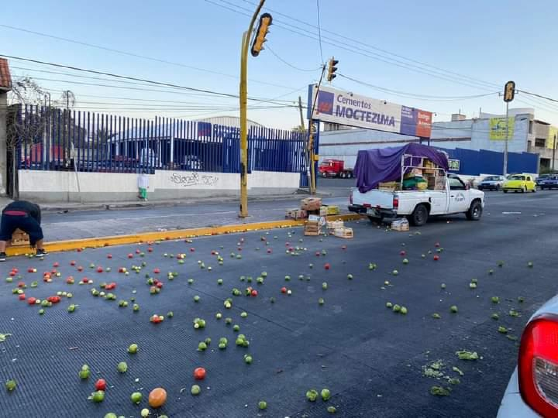 Cae mercancía de camioneta en bulevar Cuauhnáhuac