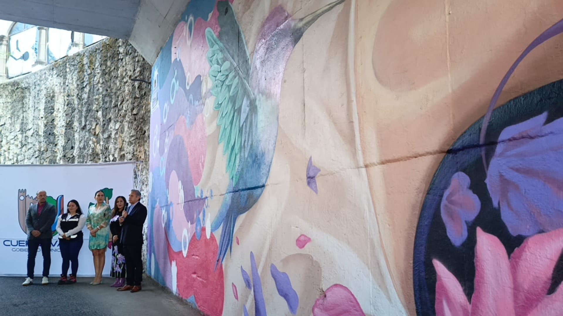 Inauguran autoridades de Cuernavaca mural con perspectiva de género, en puente Gutenberg