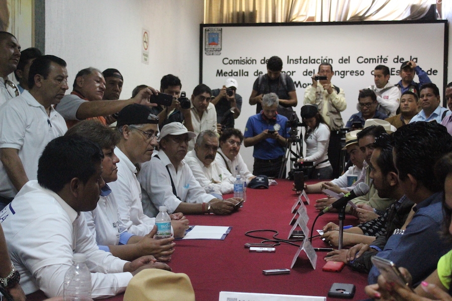 El rector pide diálogo abierto, en el zócalo de Cuernavaca