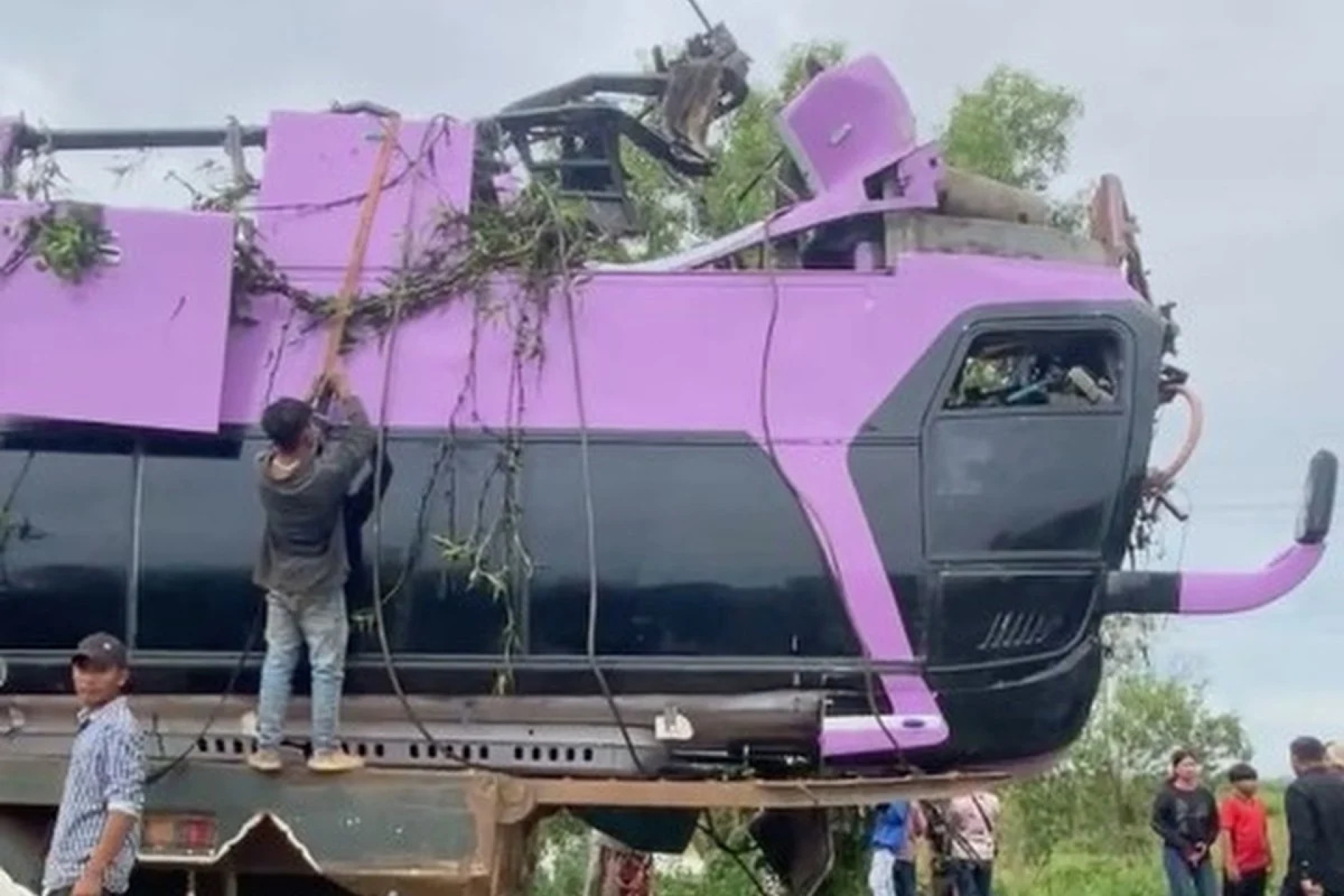 Autobús se accidenta en puente de Camboya y cae al río: hay 13 pasajeros muertos