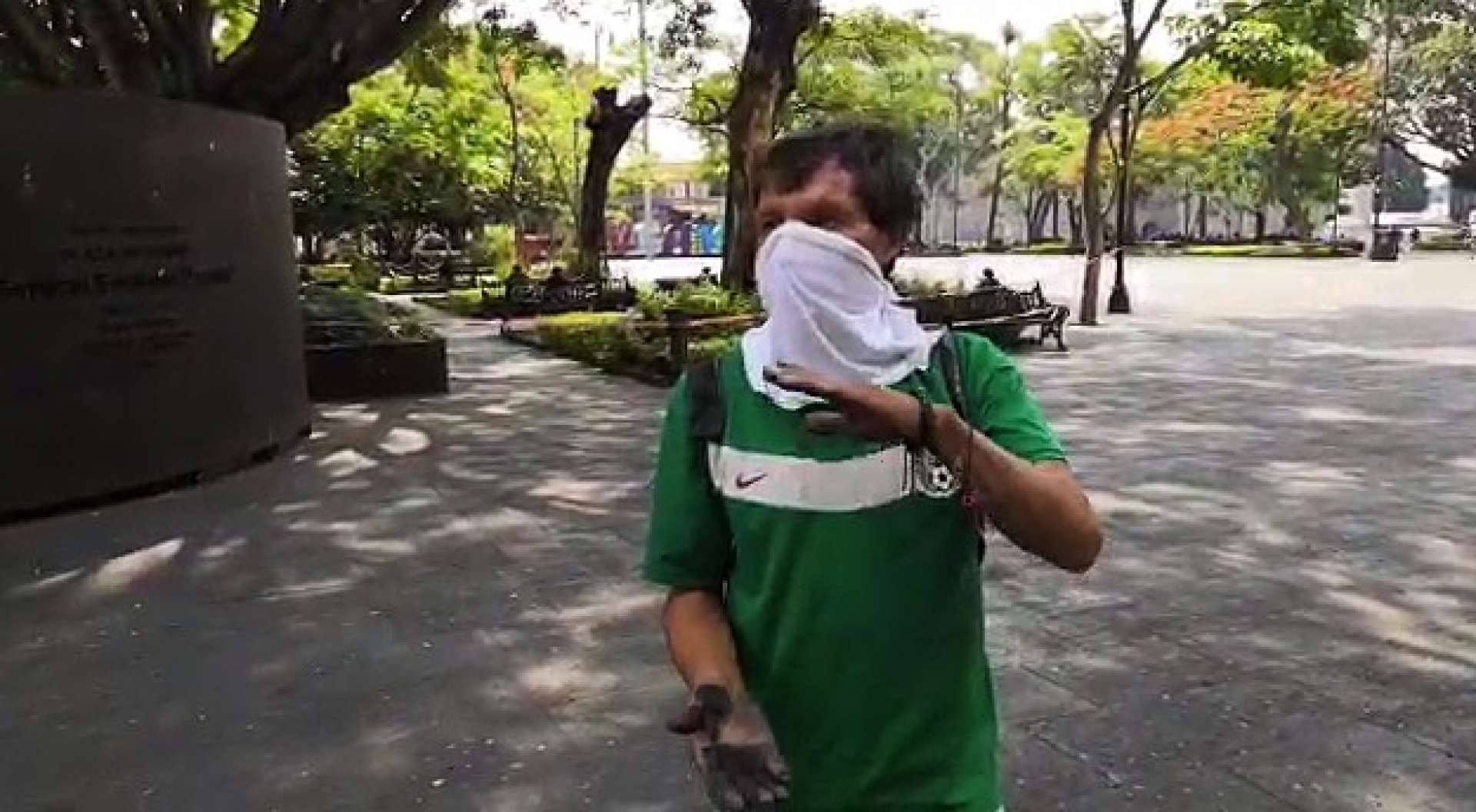 Enfrenta lustrador de calzado difícil situación ante la contingencia sanitaria