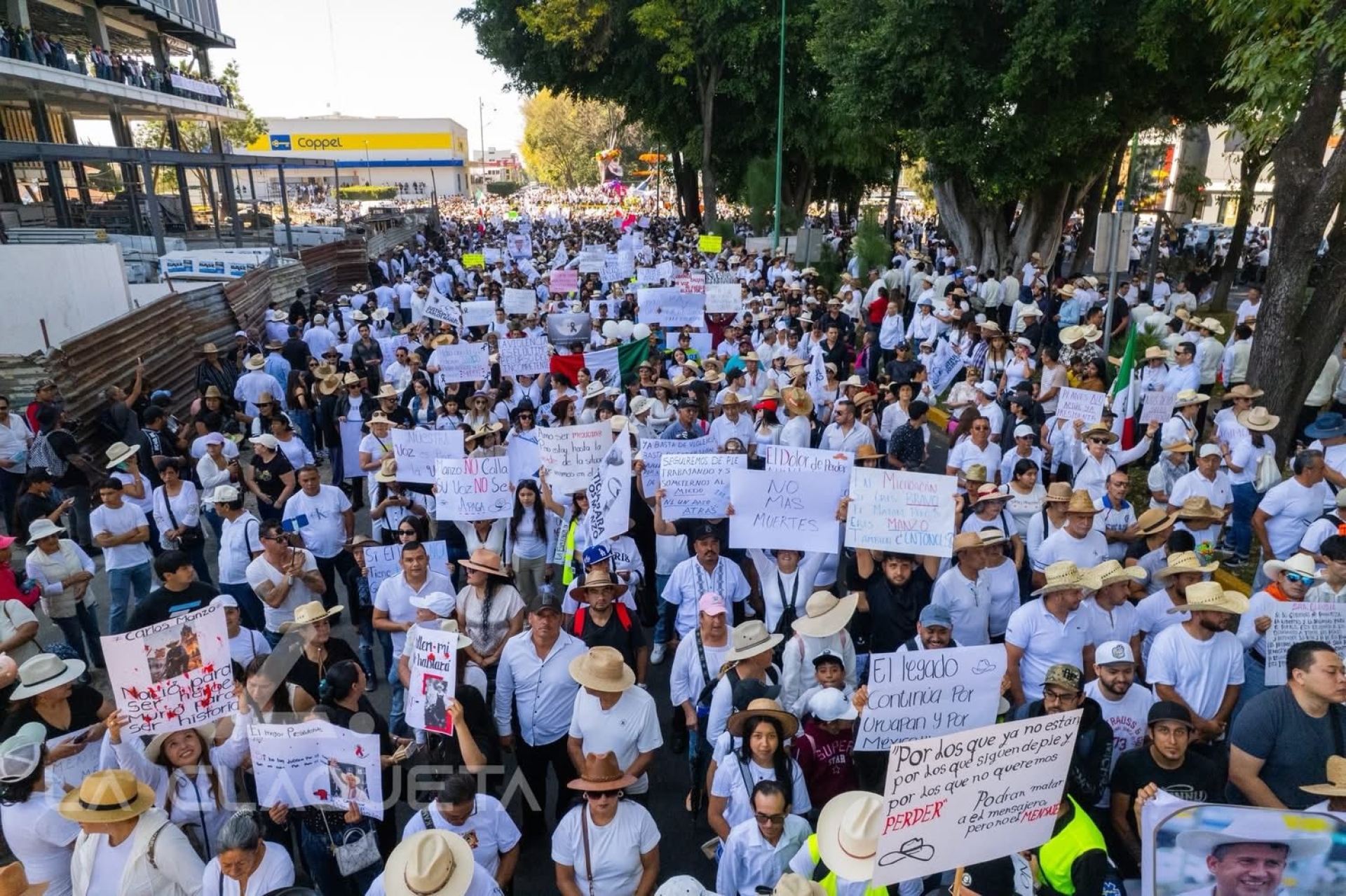 Miles marchan en Uruapan para exigir justicia por el asesinato de Carlos Manzo